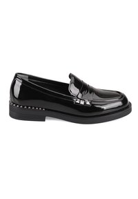 Schwarze lackierte Lederloafers mit runder Zehenform, silbernen Pyramidennieten, die den Schaft akzentuieren, und einer niedrigen Plattformsohle. Glatte Textur über die gesamte Fläche.