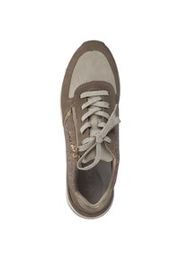 Sneaker multi-material marrone con una combinazione di camoscio e feltro, chiusura con lacci tondi, dettaglio con zip laterale e suola leggera.