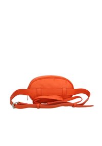 Borsa a tracolla in pelle arancione con forma arrotondata, tracolla regolabile, tasca centrale piatta e texture liscia. Design minimalista senza hardware visibile.