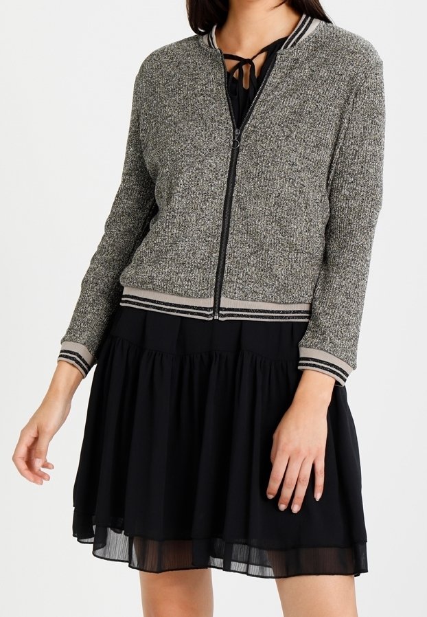 Svart och grå texturerad bomberjacka med främre dragkedja, ribbad mudd och nederkant, med randiga detaljer och en avslappnad passform.