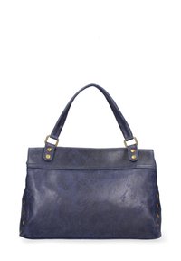 Marineblauwe handtas van gestructureerd synthetisch materiaal, met een handvat aan de bovenkant, goudkleurige hardware en decoratieve studs aan de zijkant.