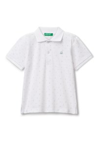 Bílá polo tričko s límečkem, malým zeleným logem a jemnou texturou se vzorem v modrých akcentních barvách. Knoflíky na výstřihu.