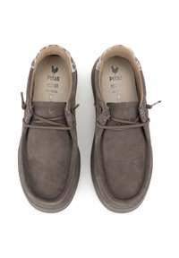 Des chaussures en daim brun avec un bout rond, des lacets élastiques et une doublure intérieure à motifs. Elles sont dotées d'une semelle intérieure rembourrée et d'un extérieur en texture douce.