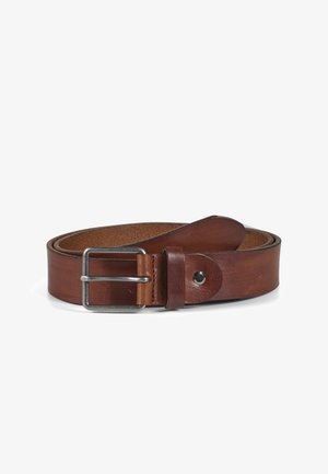 Ceinture en cuir marron avec une boucle en métal argenté, présentant une finition lisse et une pointe en cuir arrondie, maintenue par une sangle assortie.