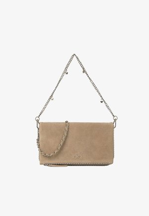 Pochette en daim beige avec bandoulière chaîne argentée, breloques en forme d'étoile et petit logo "B" centré sur le rabat avant.