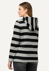 Sudadera con capucha que presenta rayas horizontales en gris y negro, fabricada en un tejido suave, con mangas largas y un ajuste relajado.