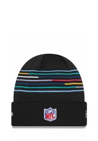 Schwarze Strickmütze mit mehrfarbigen horizontalen Streifen, NFL-Logo-Patch an der Vorderseite und geripptem Saum am unteren Ende.