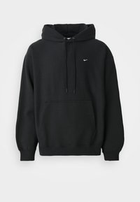 Svart Nike hettegenser med frontlomme, snor i hetten, ribbestrikkede mansjetter, og liten hvit Nike swoosh-logo på brystet.