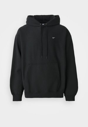 Sudadera negra de Nike con bolsillo frontal tipo canguro, capucha con cordón, puños acanalados y pequeño logo de Nike en blanco en el pecho.