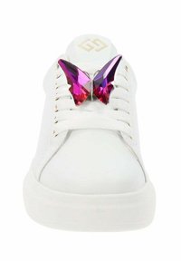 Sneaker bianco con chiusura a lacci. Presenta un embellishment a forma di farfalla metallica in rosa e viola sulla linguetta. Texture liscia e design minimale.