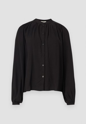 Blouse noire à manches longues avec un col montant, des détails de plis aux épaules, une fermeture à boutons au centre et des poignets fuselés. Texture du tissu lisse.