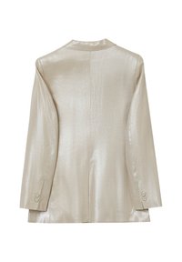 Blazer beige métallique avec une texture lisse, col cranté, manches longues, et détail de poignets à deux boutons, comportant une fente dans le dos.