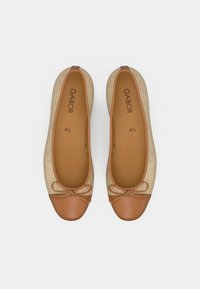 Μπεζ πλεκτές μπαλαρίνες με ταμπά δερμάτινο καπάκι στα δάχτυλα, με διακοσμητικό φιόγκο μπροστά και λεία εσωτερική επένδυση.