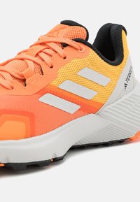 Adidas Terrex SOULSTRIDE - Tenisice za trail trčanje - amber tint/grey one/semi spark