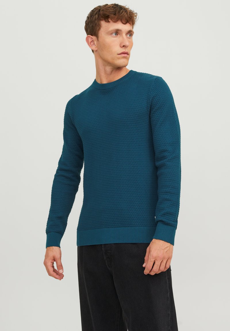 Jack & Jones JJEATLAS CREW NECK - Neule - sailor blue
