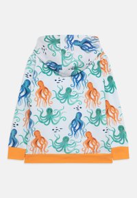 Felpa con cappuccio con stampa di un polpo multicolore in arancione, blu e verde su sfondo bianco; polsini e orlo arancioni.