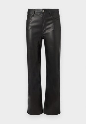 Zwarte nepleather broek met een rechte pijpstijl, voorzien van zijzakken en een zichtbare knoopsluiting. Glad oppervlak en glanzende afwerking.
