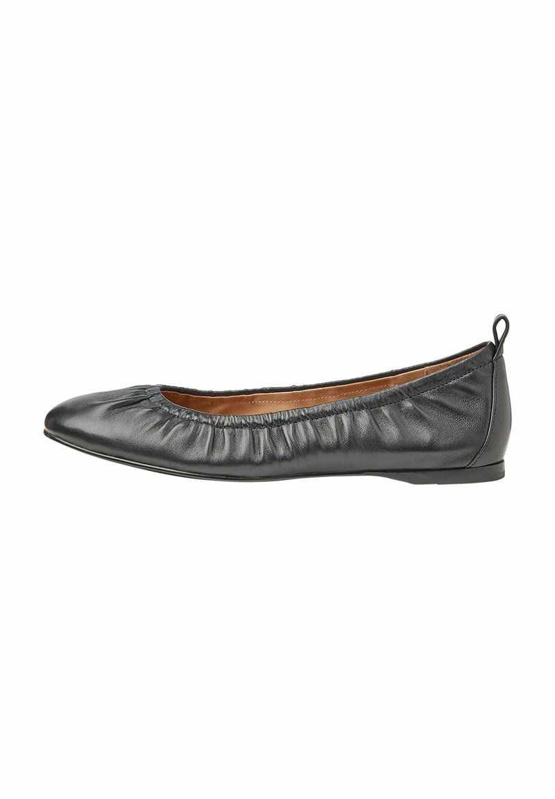 Schwarze Leder-Ballerinas mit geraffter Textur an der Zehe, runder Form und einer kleinen Schlaufe an der Rückseite für einfaches An- und Ausziehen. Glatte Sohle.