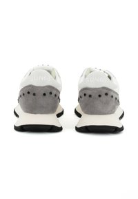 Sportieve schoenen met een witte mesh bovenkant, grijze suède accenten en een zwarte rubberen zool. Bevat perforaties en merktekens op de hiel.
