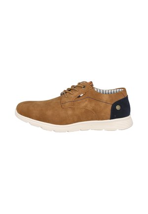 Zapato casual marrón con cordones, suela blanca y parche oscuro en el talón, forro interior a rayas visible, diseñado para comodidad y estilo.
