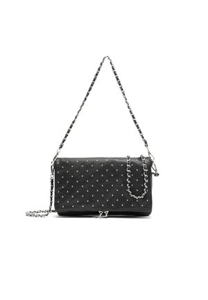 Pochette en cuir noir décorée de petits clous argentés, avec deux bandoulières en chaîne argentée, une plus longue et une plus courte.