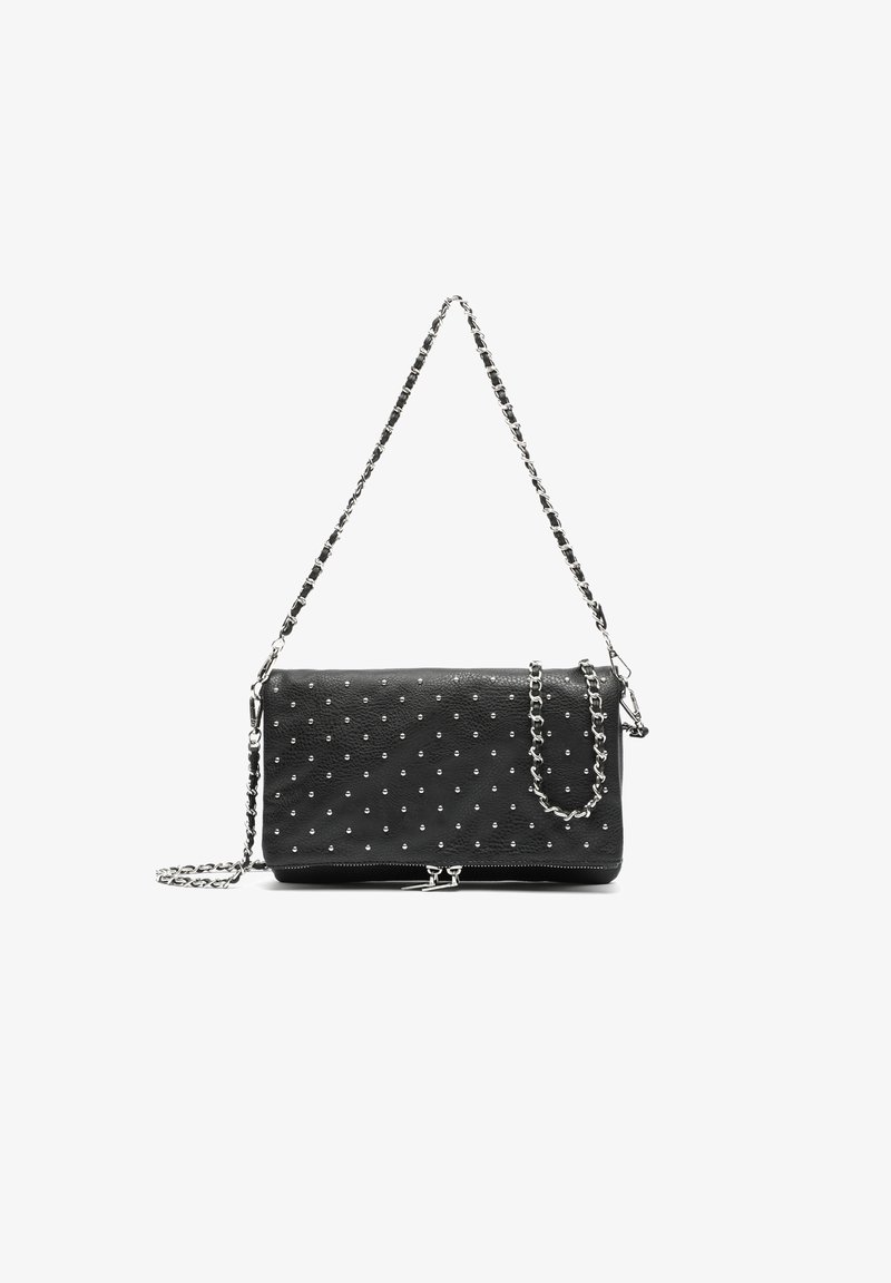 Pochette en cuir noir décorée de petits clous argentés, avec deux bandoulières en chaîne argentée, une plus longue et une plus courte.