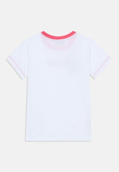 Camiseta de algodón blanca con mangas cortas, cuello redondo rosa y costuras rosas contrastantes a lo largo de las mangas. Diseño liso en la parte de atrás.