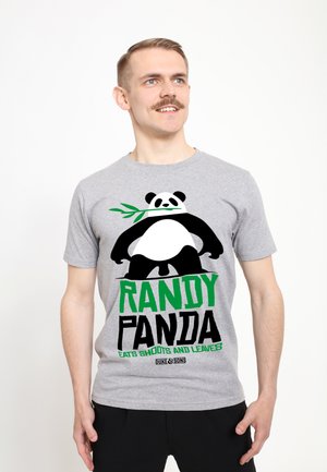 Camiseta de algodón gris con un gráfico de panda en blanco y negro y texto verde que dice "RANDY PANDA COME BROTES Y HOJAS."