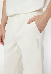 Guess OPTIK - Treningo apatinė dalis - weiß