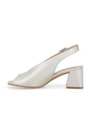 Sandalo slingback metallico argento con punta aperta, tacco corto a blocco e cinturino regolabile. Texture liscia con leggera lucentezza.