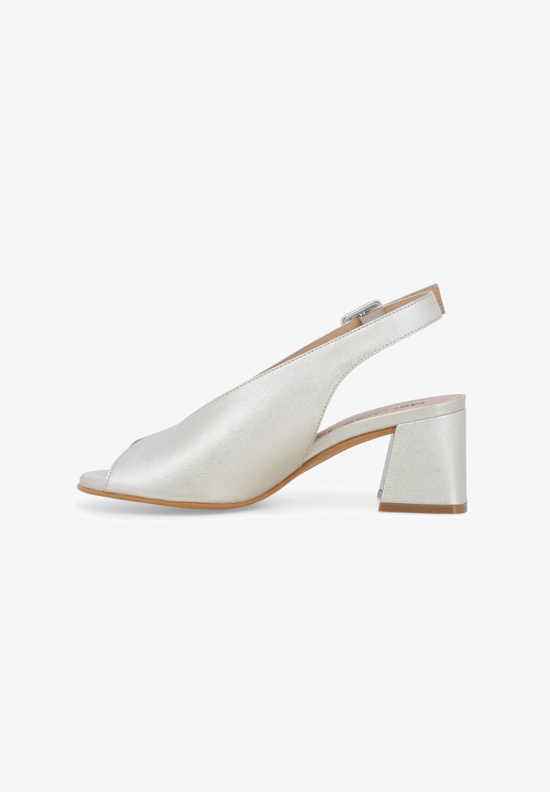 Sandalo slingback metallico argento con punta aperta, tacco corto a blocco e cinturino regolabile. Texture liscia con leggera lucentezza.