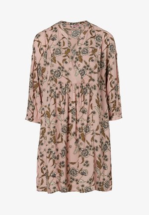Kwiatowa sukienka z miękkiego różowego materiału z dekoltem w kształcie litery V, rękawami o długości trzy czwarte i zgromadzonym stanem. Posiada brązowe i ciemnoniebieskie wzory kwiatowe.