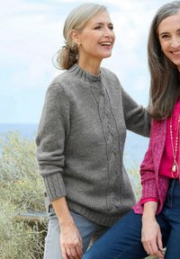 Grauer gestrickter Pullover mit Rundhalsausschnitt, der ein zentrales Kabelmuster aufweist. Weiche Textur, gerippte Bündchen und lockere Passform.