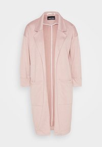 Vaaleanpunainen pitkä neuletakki, jossa on teksturoitu viimeistely, avoin etu, suuret taskut ja kääritty hihaosa. Valmistettu pehmeästä, hengittävästä kankaasta.