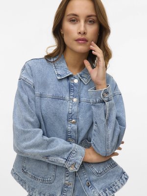 Vero Moda, VMJAMIE LS DENIM SHACKET MIX GA NOOS - Дънково яке - light blue denim