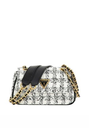 Sac à main tissé en noir et blanc de la marque Guess, avec une bandoulière chaîne dorée et des coussinets d'épaule en cuir noir, arborant une plaque logo triangulaire de la marque.