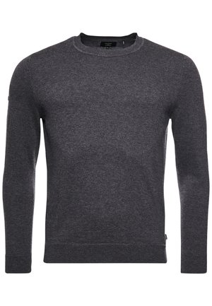 Tmavě šedý svetr s dlouhými rukávy a kulatým výstřihem, s jemnou pletenou strukturou a žebrovanými manžetami a lemem, zobrazený na bílém pozadí.