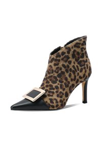 Stivaletto in pelle a stampa leopardo con punta affusolata, cappuccio in pelle nera e un dettaglio quadrato dorato. Presenta un tacco a spillo e chiusura con zip.