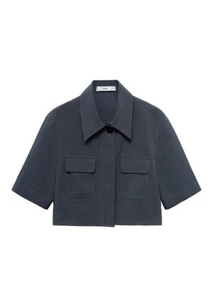 Veste noire cropped avec un large col, des manches courtes, une fermeture à boutons à l'avant et deux poches à rabat sur la poitrine.