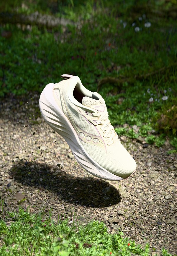 TRIUMPH 22 - Road running shoes - vanilla