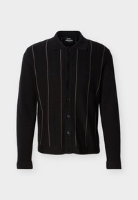 Μαύρο μακρυμάνικο πουλόβερ με κουμπιά, λεπτές κάθετες ανοιχτόκαφέ ρίγες, μυτερός γιακάς, κουμπιά μπροστά και διακριτικό λογότυπο στο στήθος.