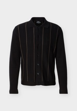 Fekete, hosszú ujjú, gombos kardigán vékony, függőleges világosbarna csíkokkal, hegyes gallérral, elöl gombokkal és diszkrét mellkaslogóval.