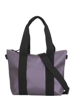 Borsa a mano viola con due manici neri e una tracolla regolabile nera su sfondo bianco.