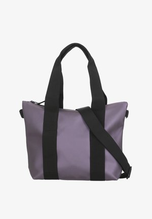 Borsa a mano viola con due manici neri e una tracolla regolabile nera su sfondo bianco.
