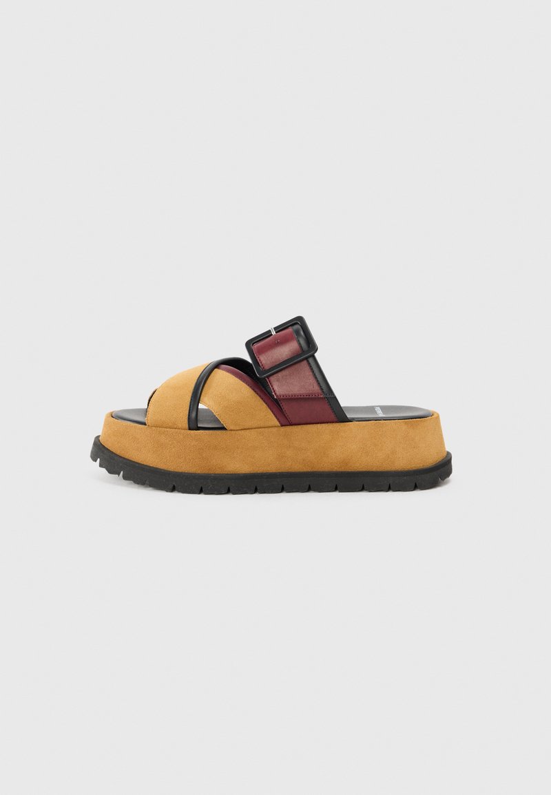 Suede klouzací sandály s žluto-burgundy barevnou kombinací. Mají silnou černou gumovou podrážku a široký popruh s čtvercovou přezkou.
