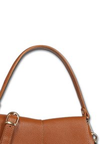 Sac à main en cuir marron avec une finition texturée, une seule bandoulière incurvée et un détail de boucle dorée sur la bandoulière.