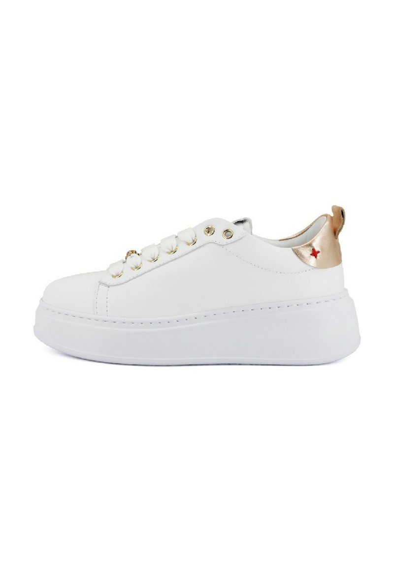 Sneaker platform bianche con occhielli dorati, lacci in raso e linguetta metallizzata color rosa oro con un piccolo dettaglio a stella rossa.