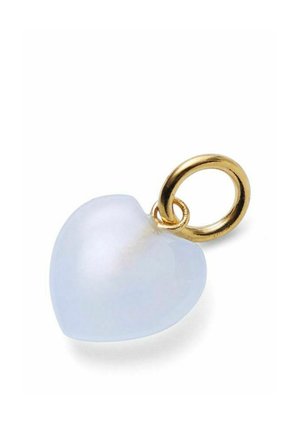 Priesvitný svetlomodrý prívesok v tvare srdca s hladkým povrchom, pripevnený na malý zlatý krúžok na zavesenie na náhrdelník alebo náramok.