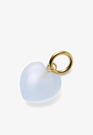 Priesvitný svetlomodrý prívesok v tvare srdca s hladkým povrchom, pripevnený na malý zlatý krúžok na zavesenie na náhrdelník alebo náramok.