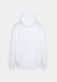 Vit bomullshuvtröja med avslappnad passform, ribbade ärmmuddar och fåll, med en mjuk textur och enkel design.